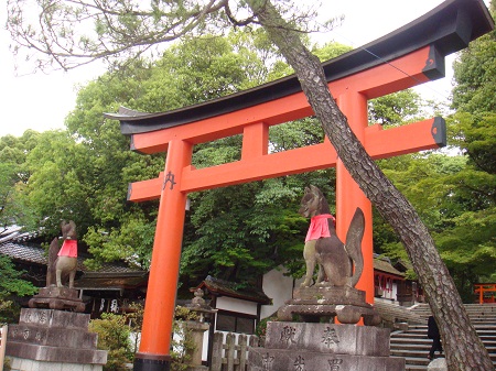 เที่ยวญี่ปุ่นที่ Fushimi Inari Shrine ศาลเจ้าจิ้งจอกขาว